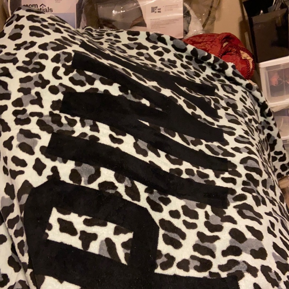 Vs pink leopard cheetah htf rare blanket